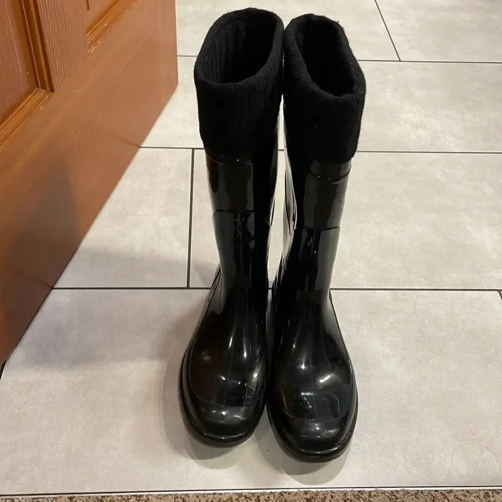 𝅺maxmara woman’s black shiny rain boots